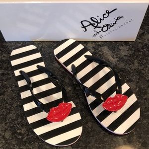 Alice and Olivia Carly Lips Flip Flops size 8